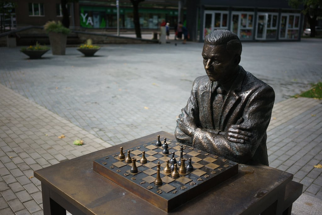 Booby Fischer statue